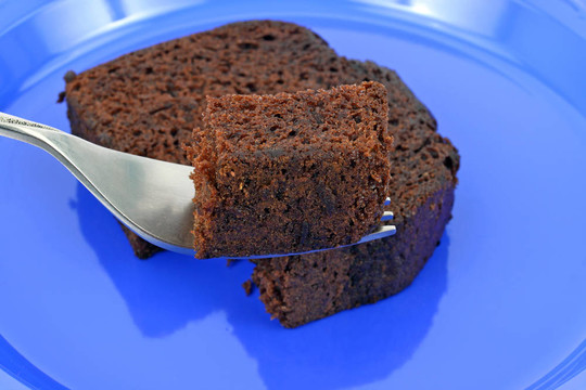 叉子上的巧克力蛋糕