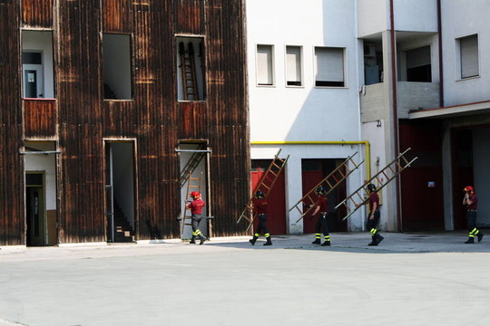 消防队员在消防站进行训练时