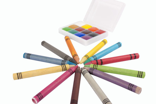 彩色蜡铅笔和水彩