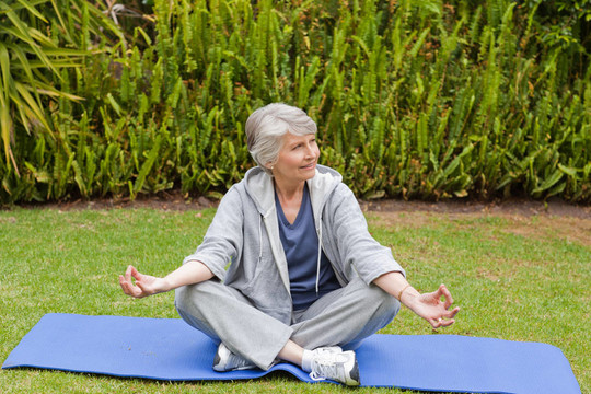 退休女子在花园里练瑜伽
