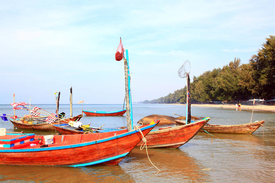 渔民的长尾船在沙滩上特写