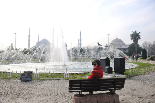 女人参观古日在土耳其