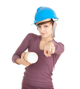 在安全帽拿着图纸指点你女建筑师；白色背景