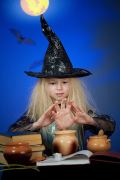 女孩装扮成女巫在夜晚制造魔法
