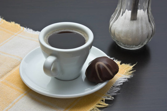 一杯咖啡和巧克力糖