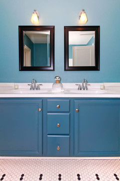 蓝色和白色经典现代新浴室双水槽。