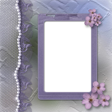 光有珍珠紫丁香花和花边的垃圾框；