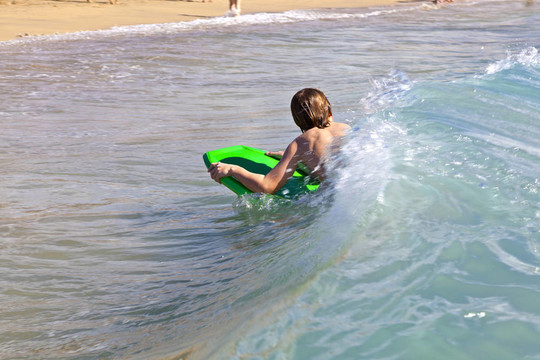 男孩与海洋冲浪板
