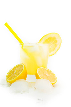 新鲜天然柠檬汁冰和玻璃