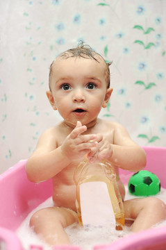 用肥皂水对头发的可爱小男孩洗澡