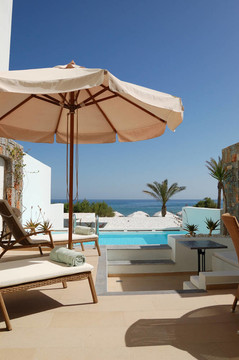 在海景豪华别墅日光浴和游泳池；克里特岛；希腊