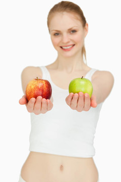 开朗的女人展示两个苹果