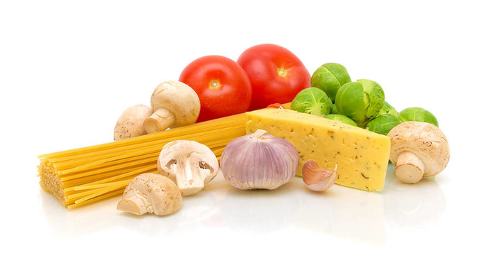 蔬菜；面食；蘑菇和奶酪在白色背景