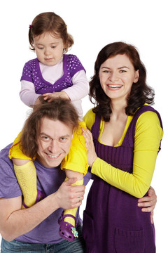 父亲；母亲和小女儿；女儿坐在父亲的肩上，揉揉他的头发。