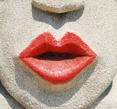红色画在石头脸上的嘴唇