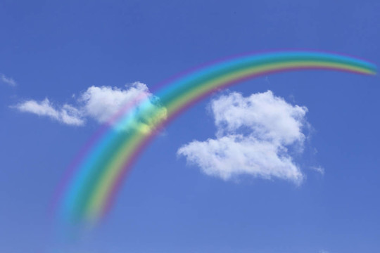 蓝天中的彩虹和云