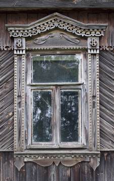 在旧的木制房子的窗户
