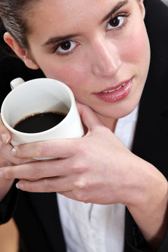 女人喝咖啡特写图片。