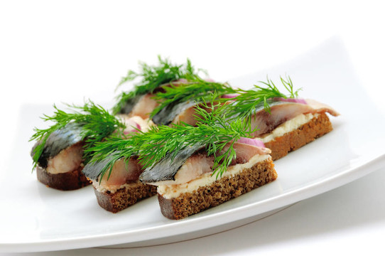 黑麦面包三明治配鲱鱼；洋葱和香草。