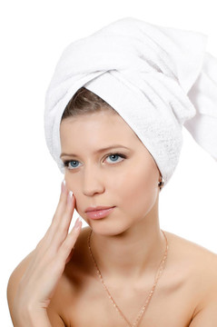 年轻漂亮的女孩用毛巾在头发上