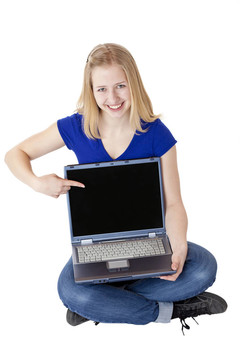 年轻漂亮的金发女子指着笔记本电脑显示屏