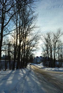 日落时的冬季景观和道路