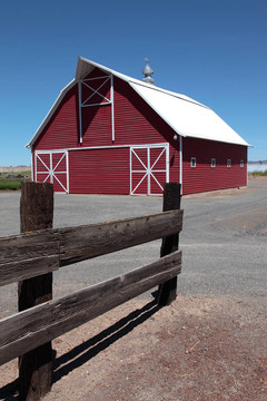 新谷仓和栅栏；俄勒冈南部。