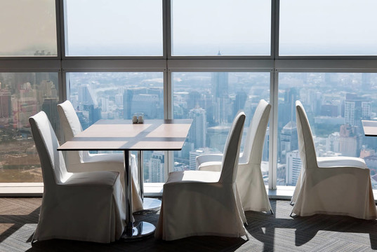 摩天楼餐厅的空桌