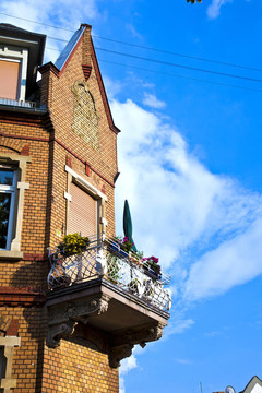 天空湛蓝的旧砖房子的阳台