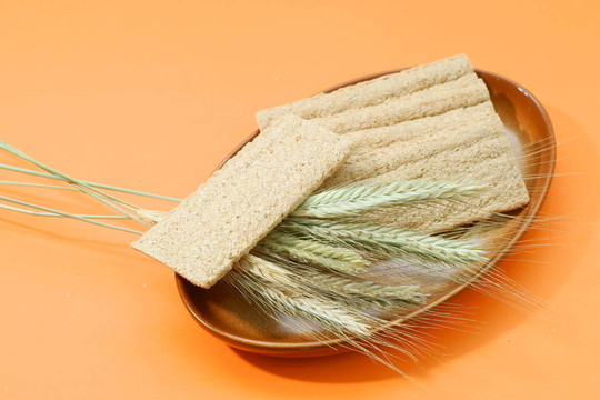 面包和玉米；小麦