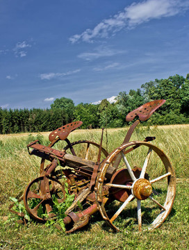 传统的生锈的马拉割草机