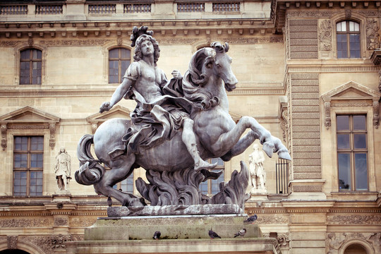 路易十四国王的骑马雕像在罗浮宫博物馆；巴黎；法国