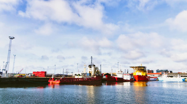 埃斯比约港石油供应船；丹麦