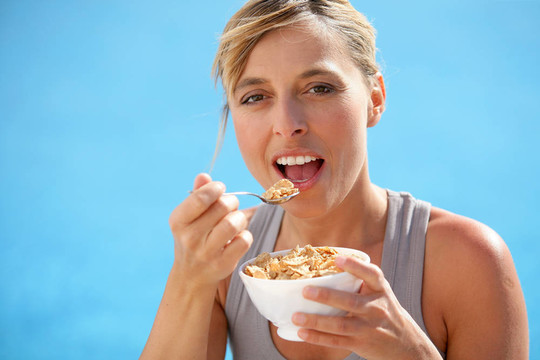 健康女人吃一碗麦片