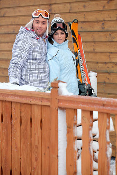 年轻的滑雪的夫妇