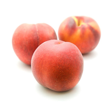 白色背景上分离的三个成熟红桃