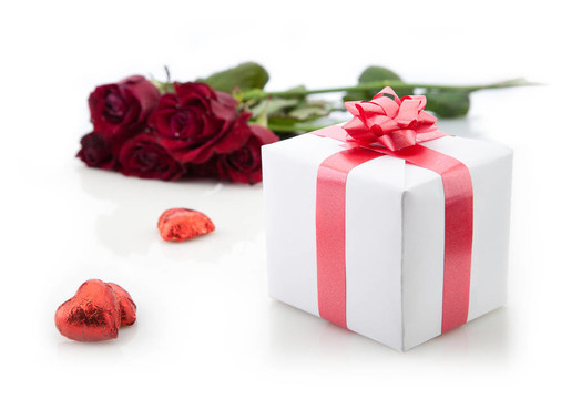 白色背景上的一束玫瑰花和一份浪漫的礼物。