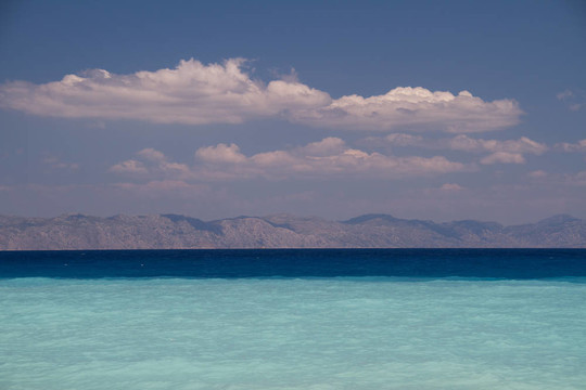 清澈碧绿的水在爱琴海边