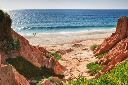 葡萄牙岸边的岩石海滩。