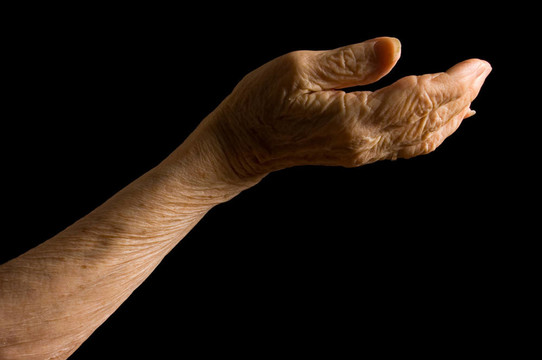 黑背景的老妇人的手