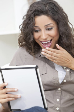 西班牙裔女性用平板电脑笑
