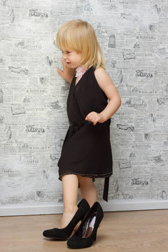 小女孩用高跟鞋量母鞋