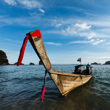 海滩上的长尾船；泰国