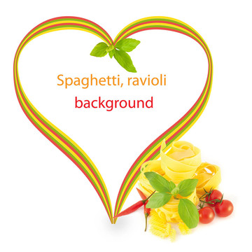 意大利面；西红柿和辣椒面；一个绿色的罗勒