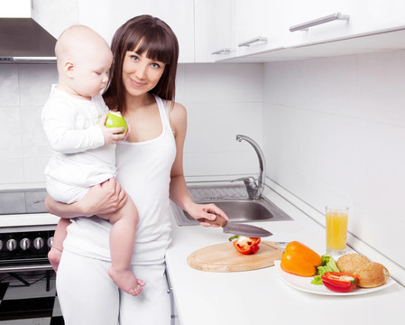 妇女与婴儿做饭
