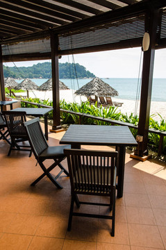 海滩餐厅的桌子和椅子