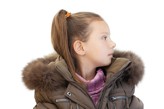 小女孩的特写镜头，在温暖的冬季夹克