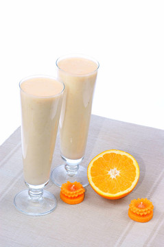 橙色水果片和鸡尾酒；白色背景