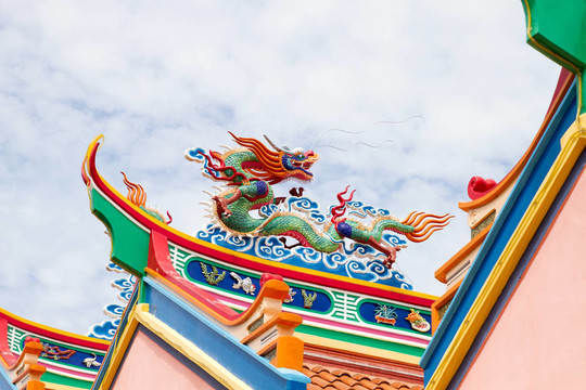 寺庙屋顶上多彩的中国龙雕塑