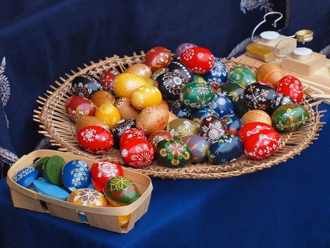 复活节快乐与传统彩色蛋来